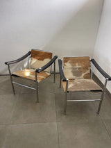 Paire de Cassina Cavallino en acier bruni signées LC1 Le Corbusier, milieu du XXe siècle